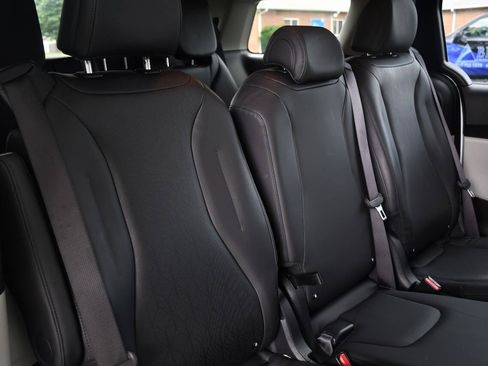 Used 2024 Kia Carnival LX FWD image 29