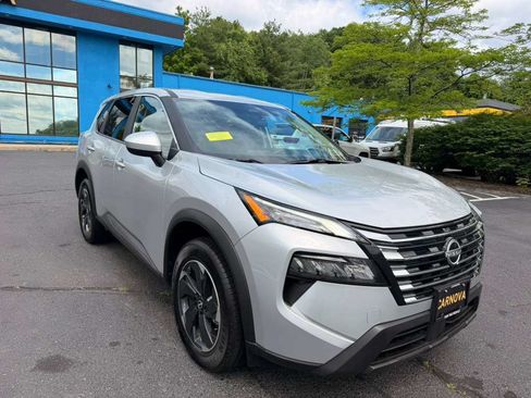 Used 2025 Nissan Rogue SV AWD/4WD image 2