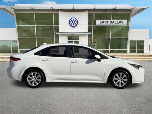 Used 2022 Toyota Corolla LE image 2