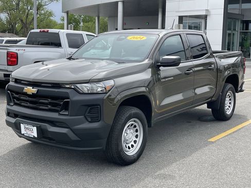Used 2024 Chevrolet Colorado W/T RWD image 3