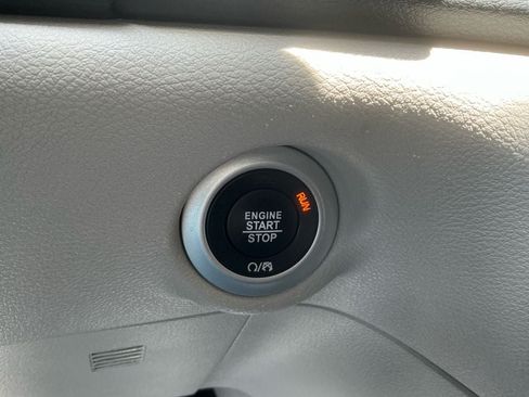 Used 2024 Chrysler Pacifica Touring-L FWD image 20