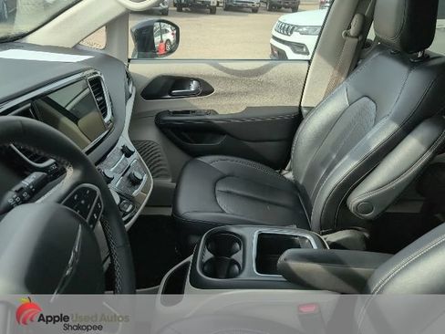Used 2024 Chrysler Pacifica Touring-L FWD image 3