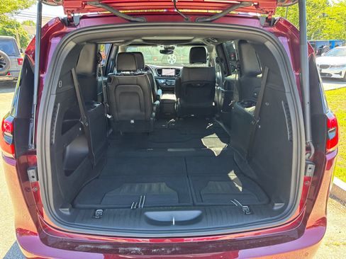 Used 2023 Chrysler Pacifica Limited w/ S Appearance Package FWD image 33