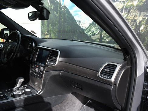 Used 2018 Jeep Grand Cherokee Limited image 25