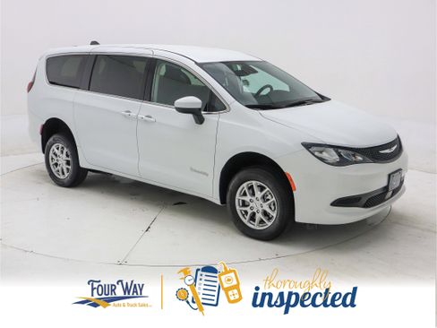 Used 2023 Chrysler Voyager LX image 3