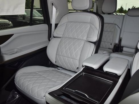 New 2026 Lincoln Navigator L Black Label AWD/4WD image 21