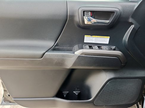 Used 2019 Toyota Tacoma TRD Off-Road image 12