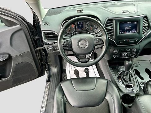Used 2019 Jeep Cherokee Latitude Plus FWD image 17