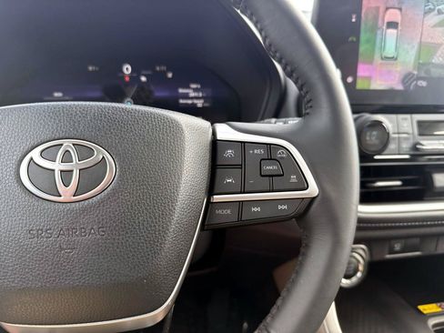 Used 2025 Toyota Grand Highlander AWD image 32