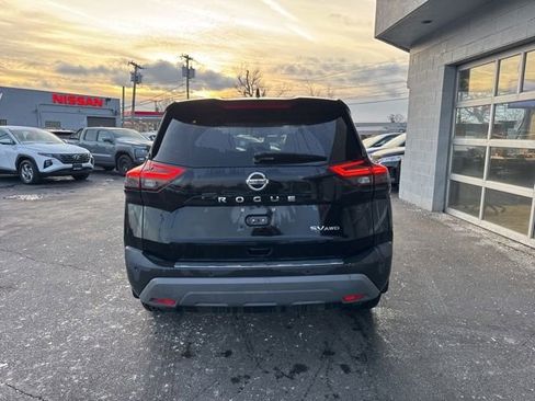 Used 2021 Nissan Rogue SV image 3