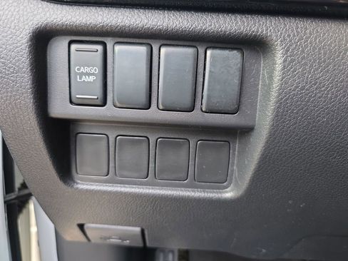 Used 2022 Nissan Titan SV image 28