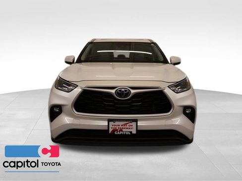 Used 2023 Toyota Highlander XLE AWD/4WD image 6