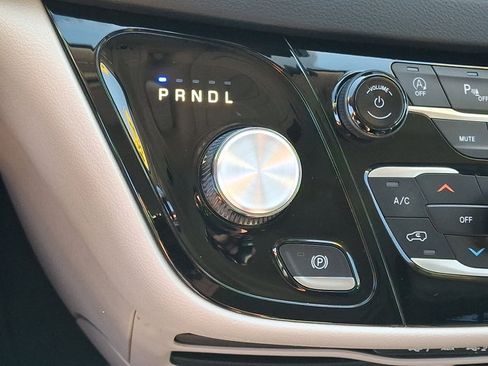 Used 2023 Chrysler Pacifica Touring-L FWD image 16