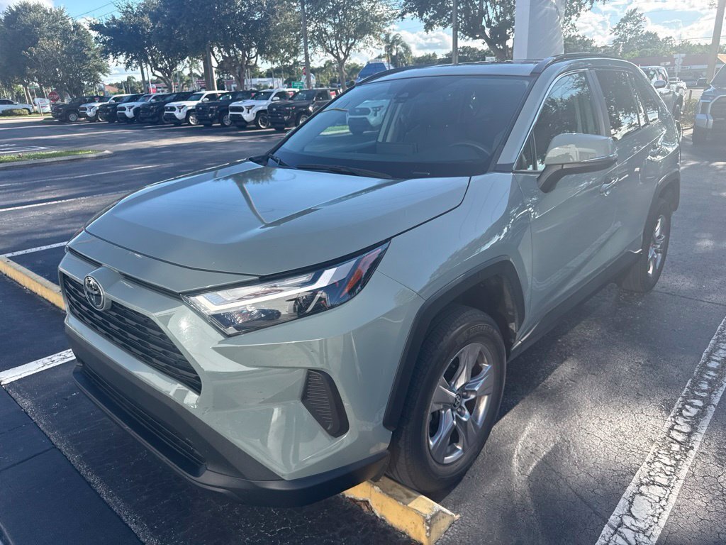 Used 2022 Toyota RAV4 XLE w/ Convenience Package FWD image 2