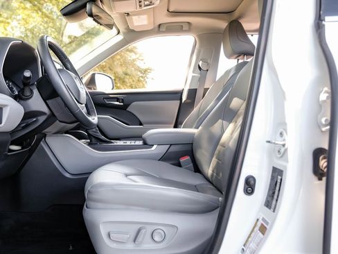 Used 2022 Toyota Highlander XLE image 43