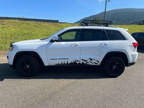 Used 2018 Jeep Grand Cherokee Laredo AWD/4WD image 2