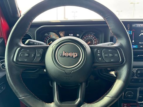Used 2024 Jeep Gladiator Mojave w/ Technology Group AWD/4WD image 16