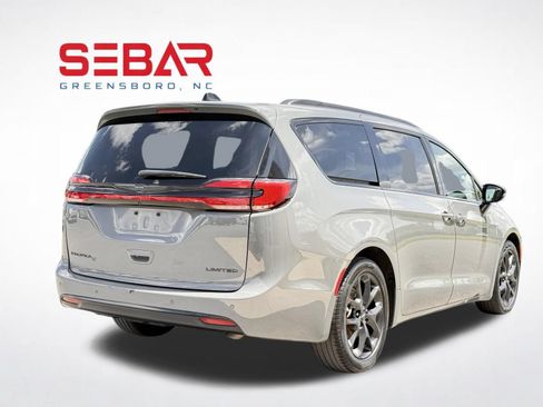 Used 2025 Chrysler Pacifica Limited FWD image 8