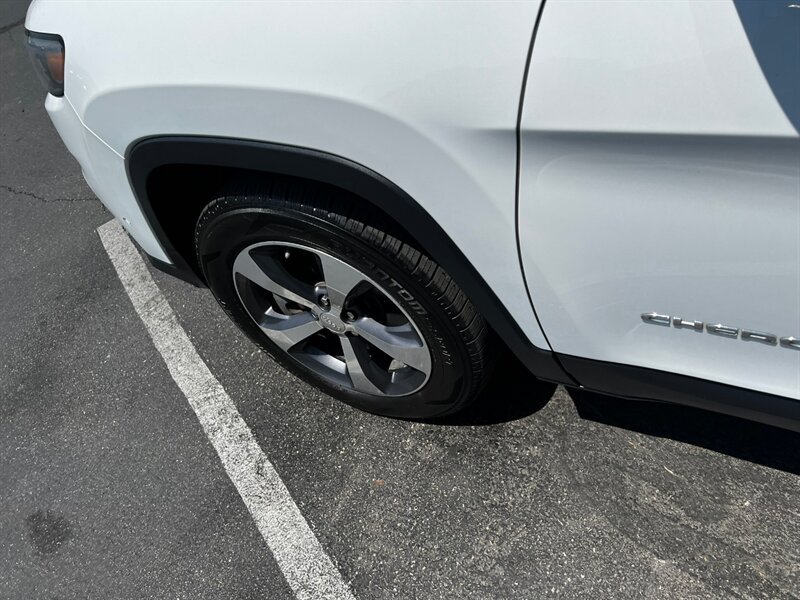 Used 2019 Jeep Cherokee Limited w/ Luxury Group AWD/4WD image 13