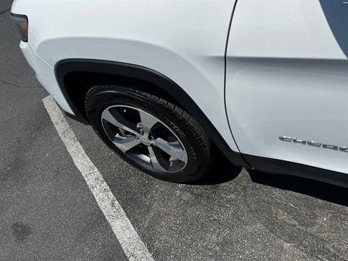 Used 2019 Jeep Cherokee Limited w/ Luxury Group AWD/4WD image 13