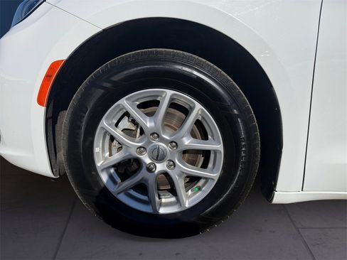 Used 2023 Chrysler Pacifica Touring-L image 9