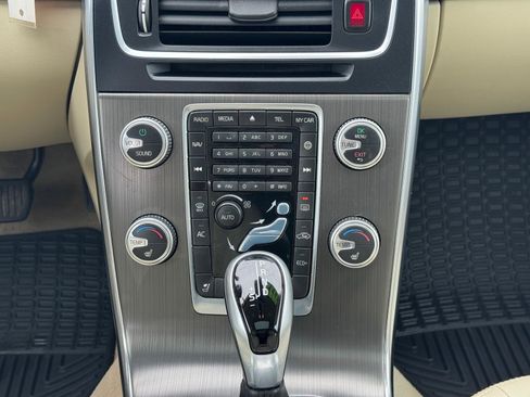 Used 2016 Volvo V60 T5 Premier image 11