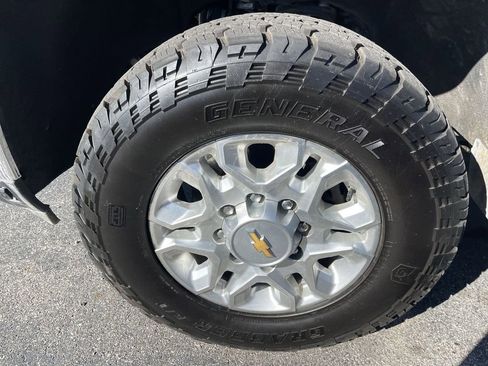 Used 2024 Chevrolet Silverado 2500 LT image 2