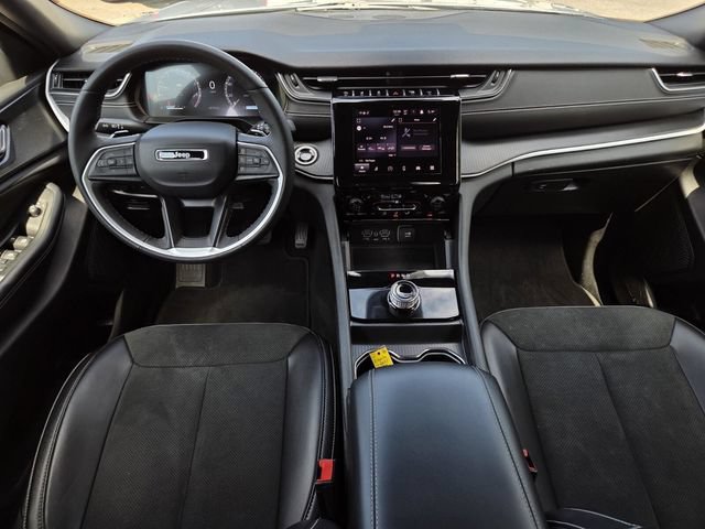 Used 2025 Jeep Grand Cherokee Altitude AWD/4WD image 16