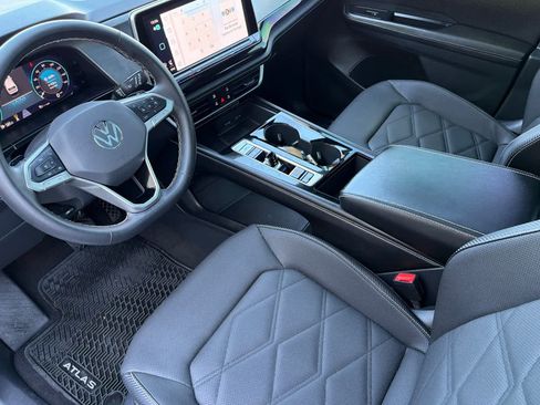 Used 2024 Volkswagen Atlas Cross Sport SE w/ Panoramic Sunroof Package AWD/4WD image 11