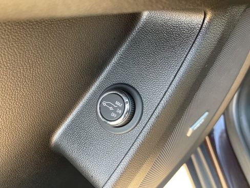 Used 2021 Chevrolet Traverse LT w/ LT Premium Package image 16