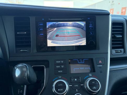 Used 2017 Toyota Sienna SE image 18