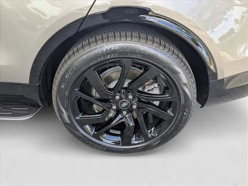 New 2025 Land Rover Discovery Dynamic SE image 10