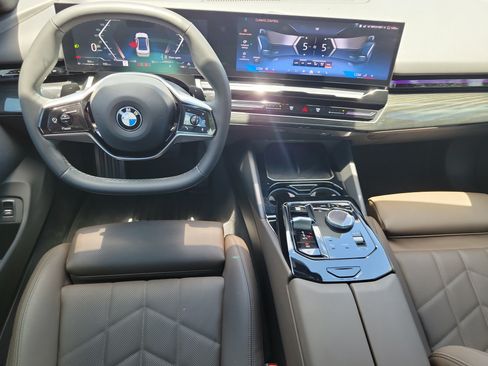 Used 2024 BMW 530i w/ Convenience Package RWD image 20