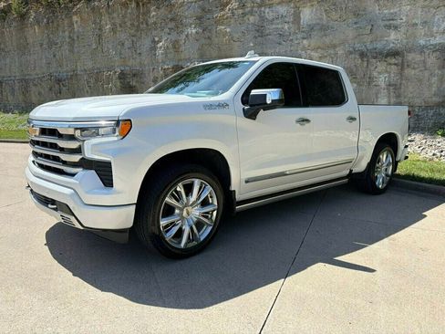 Used 2025 Chevrolet Silverado 1500 High Country w/ High Country Premium Package AWD/4WD image 9