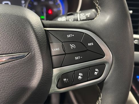 Used 2024 Chrysler Pacifica Touring-L FWD image 26
