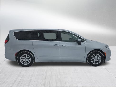 Used 2023 Chrysler Pacifica Touring-L image 2