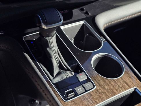 Certified 2025 Toyota Sienna Limited image 27