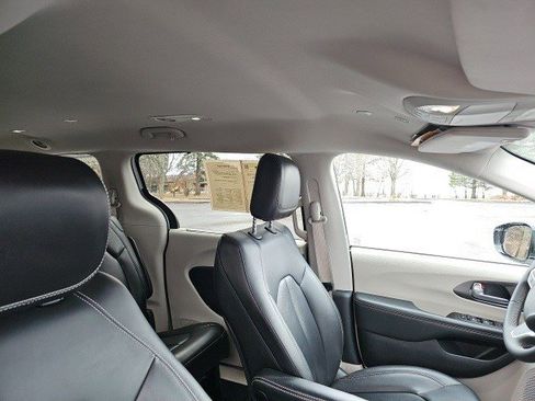 Used 2024 Chrysler Pacifica Touring-L image 13