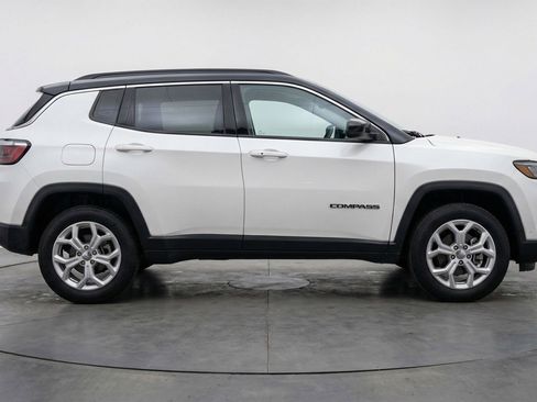 Used 2025 Jeep Compass Latitude AWD/4WD image 11