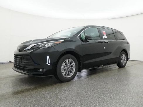 New 2026 Toyota Sienna XLE image 6