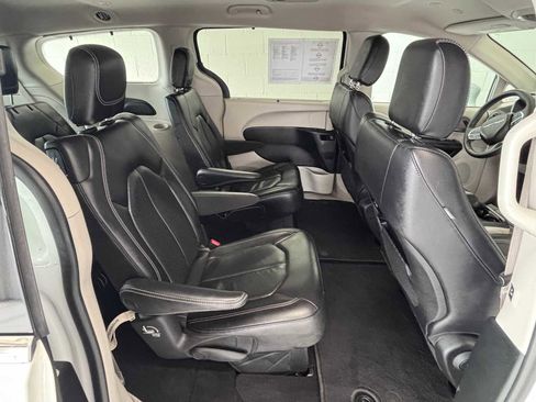 Used 2022 Chrysler Pacifica Touring-L FWD image 15