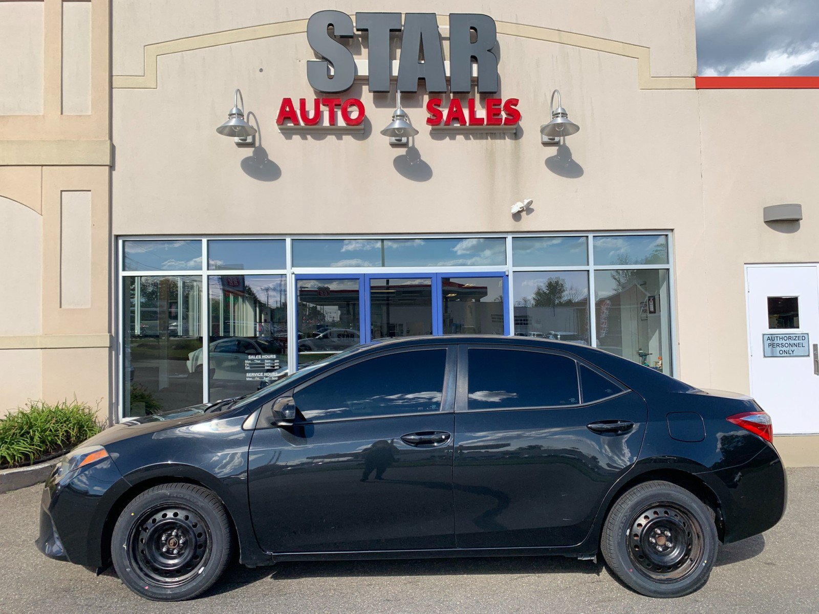 Used 2016 Toyota Corolla LE FWD image 4