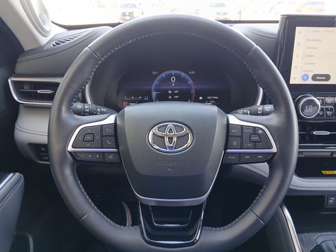 Used 2023 Toyota Highlander Limited AWD/4WD image 10