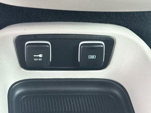 Used 2017 Chrysler Pacifica Touring-L image 29