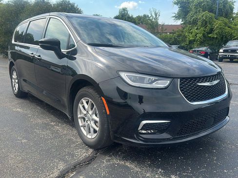 Used 2024 Chrysler Pacifica Touring-L FWD image 3