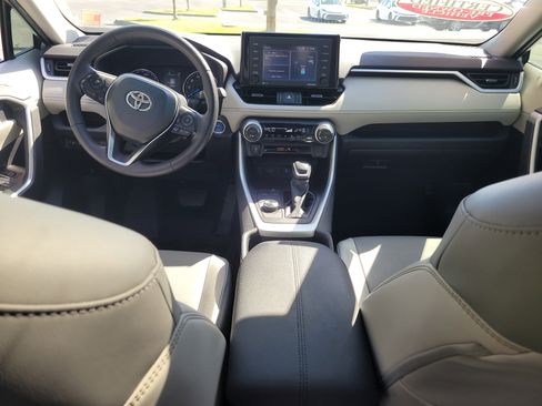 Used 2022 Toyota RAV4 XLE Premium image 16