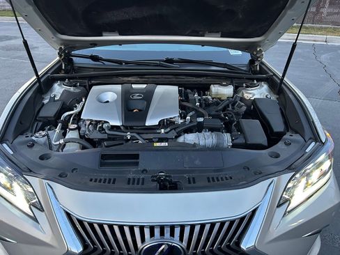 Used 2021 Lexus ES 300h Ultra Luxury image 32