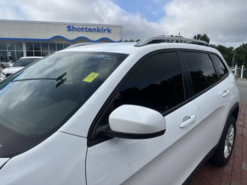 Used 2021 Jeep Cherokee Latitude FWD image 5