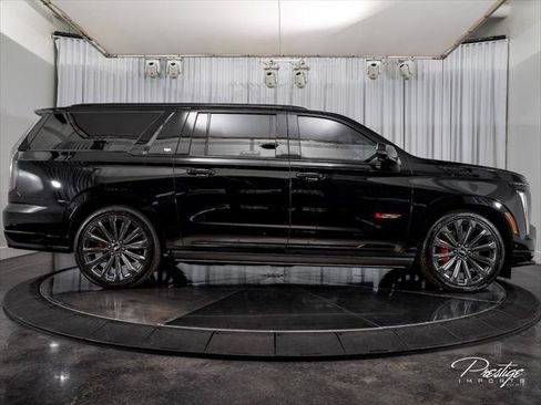 Used 2025 Cadillac Escalade ESV V AWD/4WD image 14