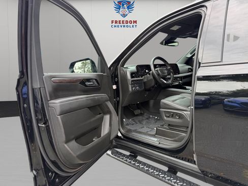 Used 2025 Chevrolet Suburban Z71 AWD/4WD image 18